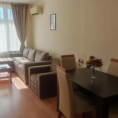 - Sleeps 6 Pet Friendly & 6 Pools Apartment *